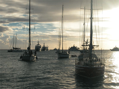 A tail of boats following us in under Dutch Bridge